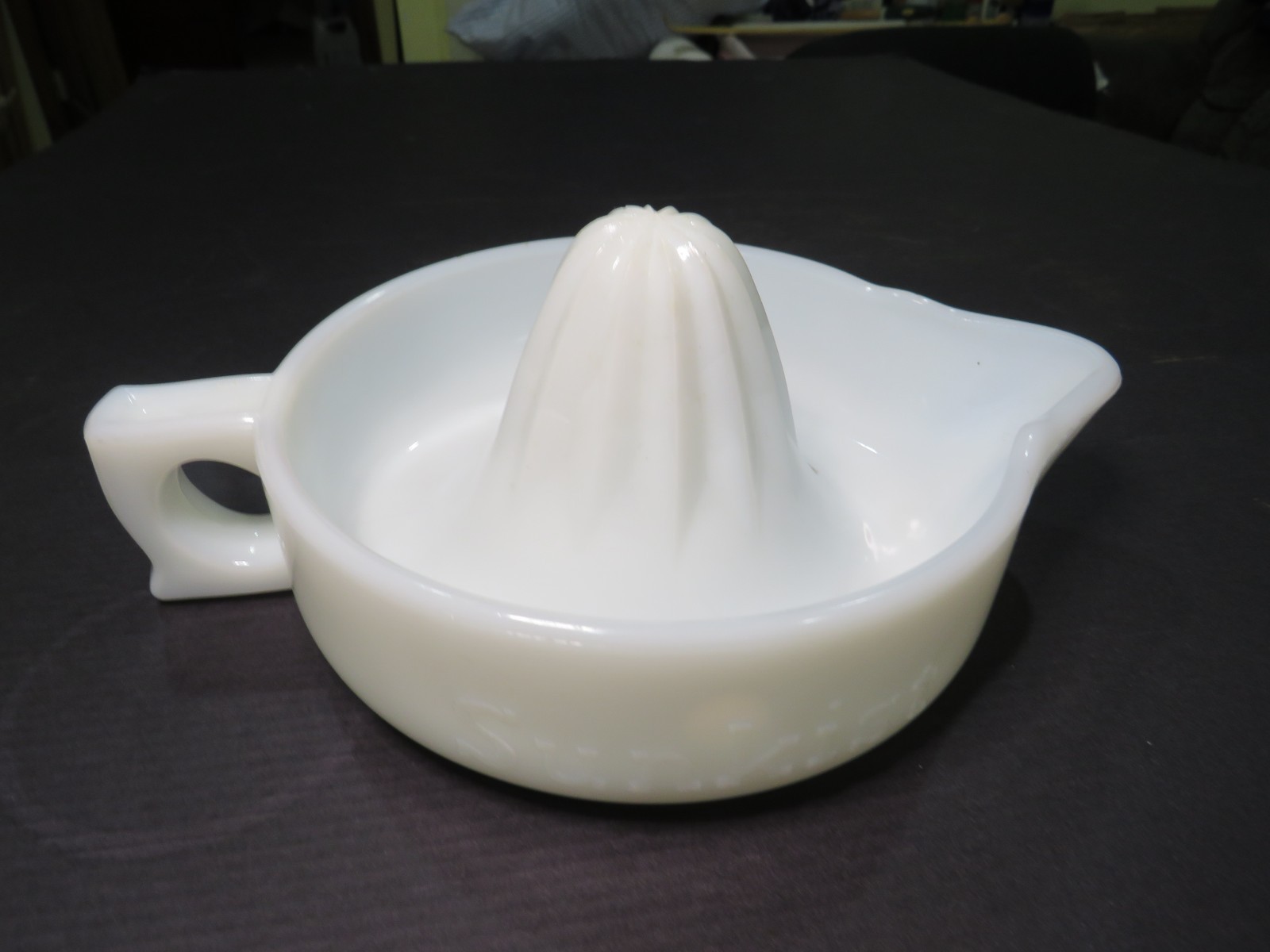Sunkist Vintage Milk Glass Juicer Citrus Reamer Made In USA EXCELLENT Condition