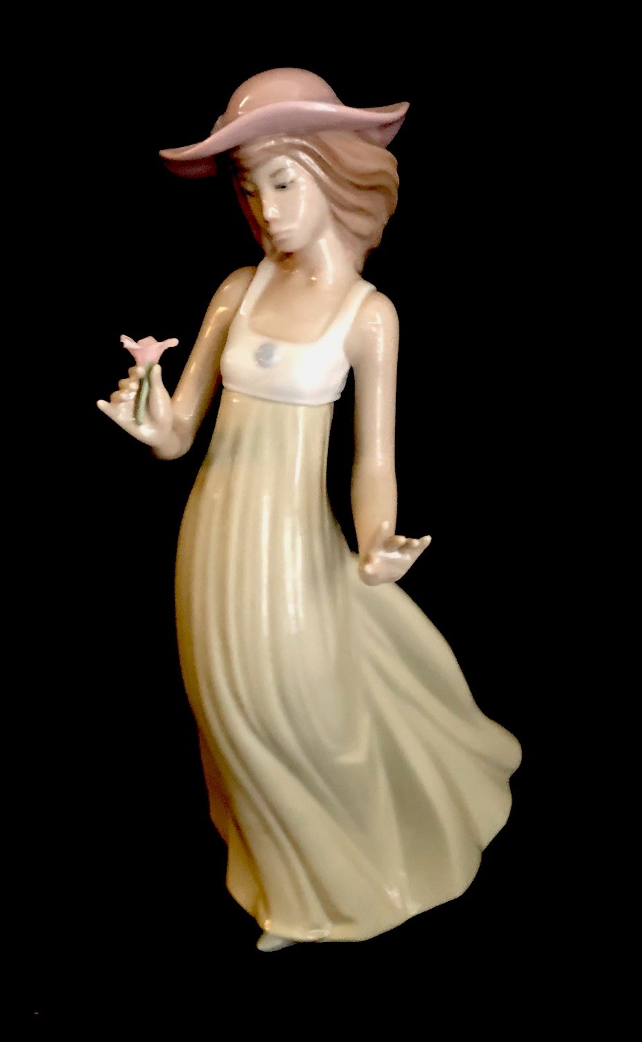 NAO by LLADRO Figurine Gentle Breeze #1158 Girl In Hat Holding Flower Unboxed