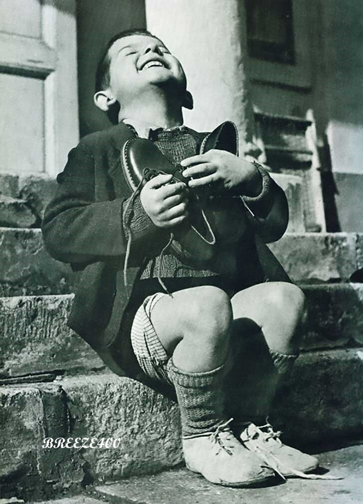 WWII PHOTO/AUSTRIAN ORPHAN BOY GIVEN NEW SHOES BY RED CROSS/4X6 B&W Photo Rprnt.
