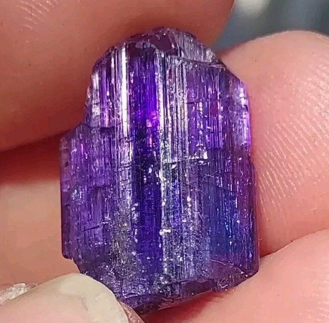 VERY RARE HOLLOW BLUE PURPLE TANZANITE TERMINATED 18 CARATS