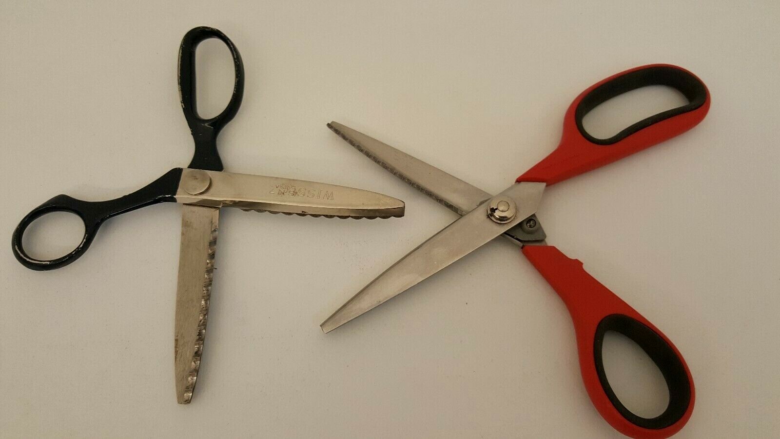 PAIR VINTAGE PINKING SHEARS SCISSORS MUNDIAL WISS PAIR VINTAGE PINKING SHEARS SCISSORS MUNDIAL WISS