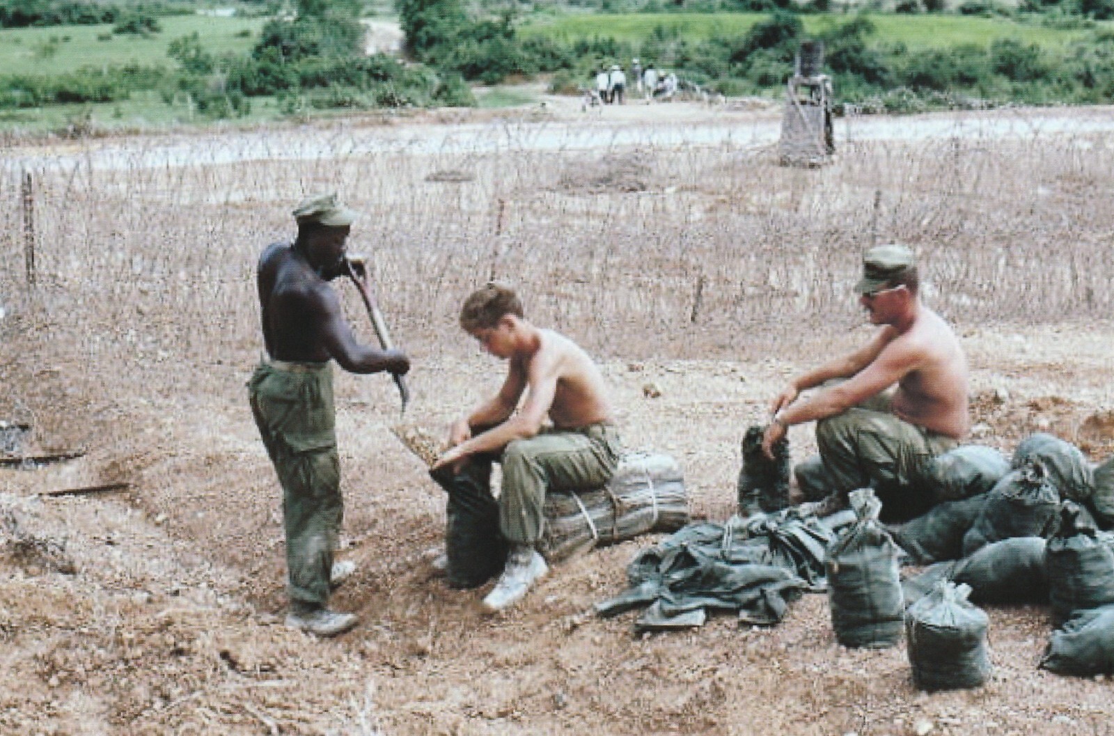 Vietnam War Photo -- US Soldiers Filling Sand Bags Vietnam War Photo -- US Soldiers Filling Sand Bags