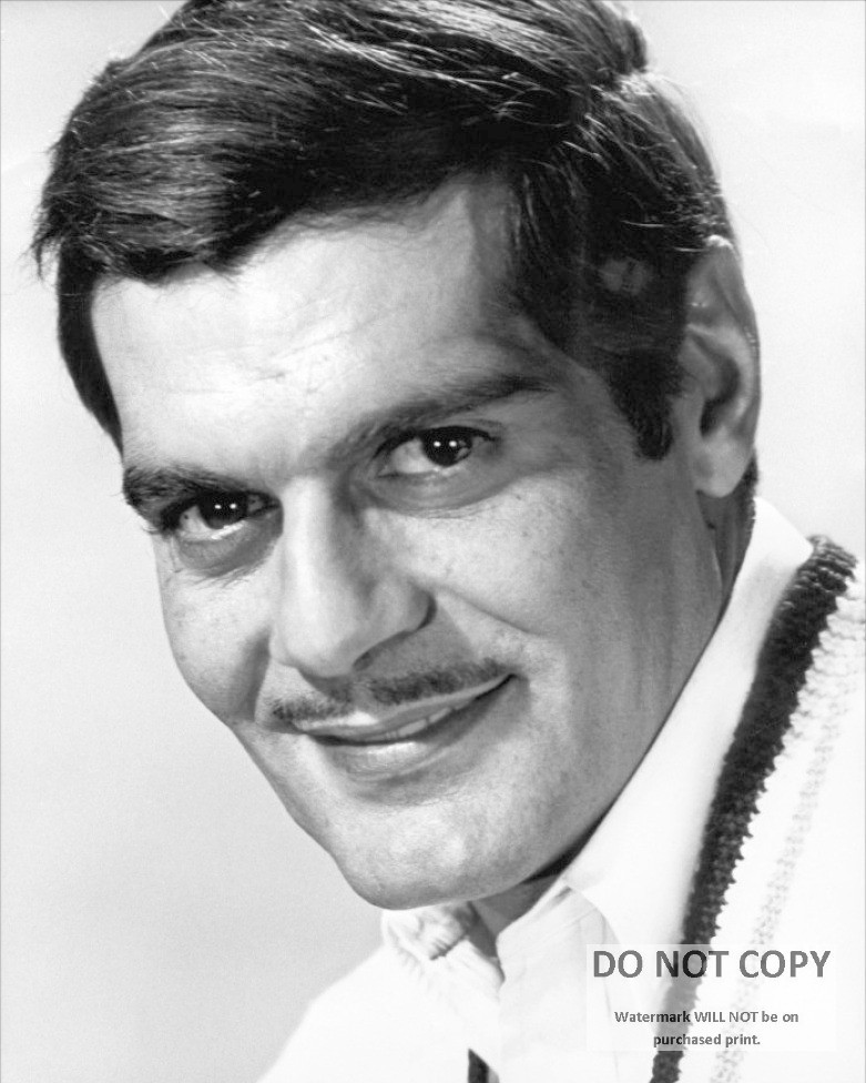 ACTOR OMAR SHARIF - 8X10 PUBLICITY PHOTO (CC-572)