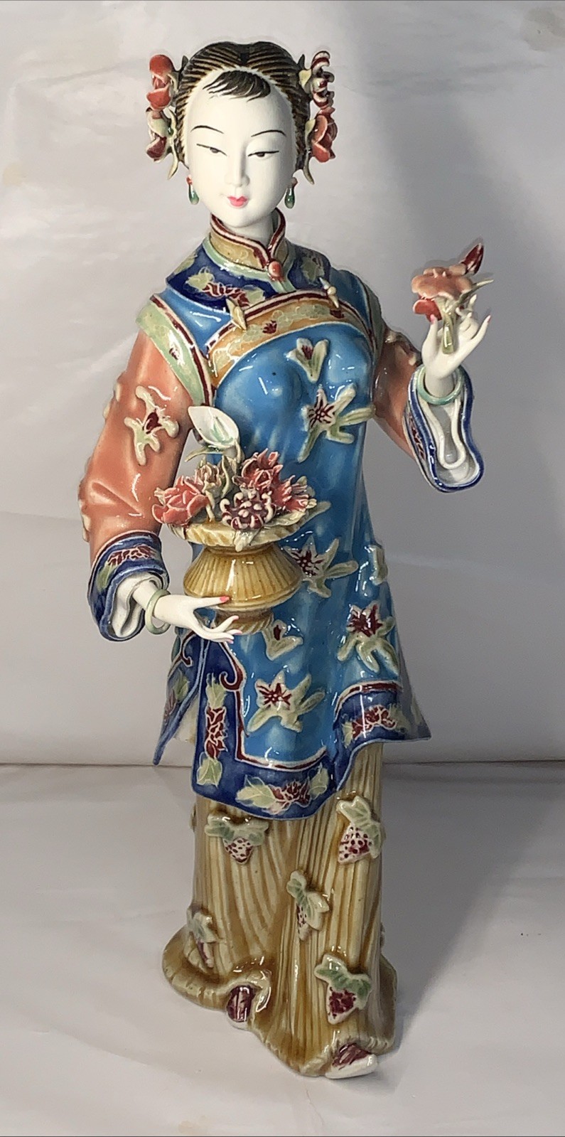 Vtg. Shiwan Chinese Porcelain Lady w/Flowers 11.5\