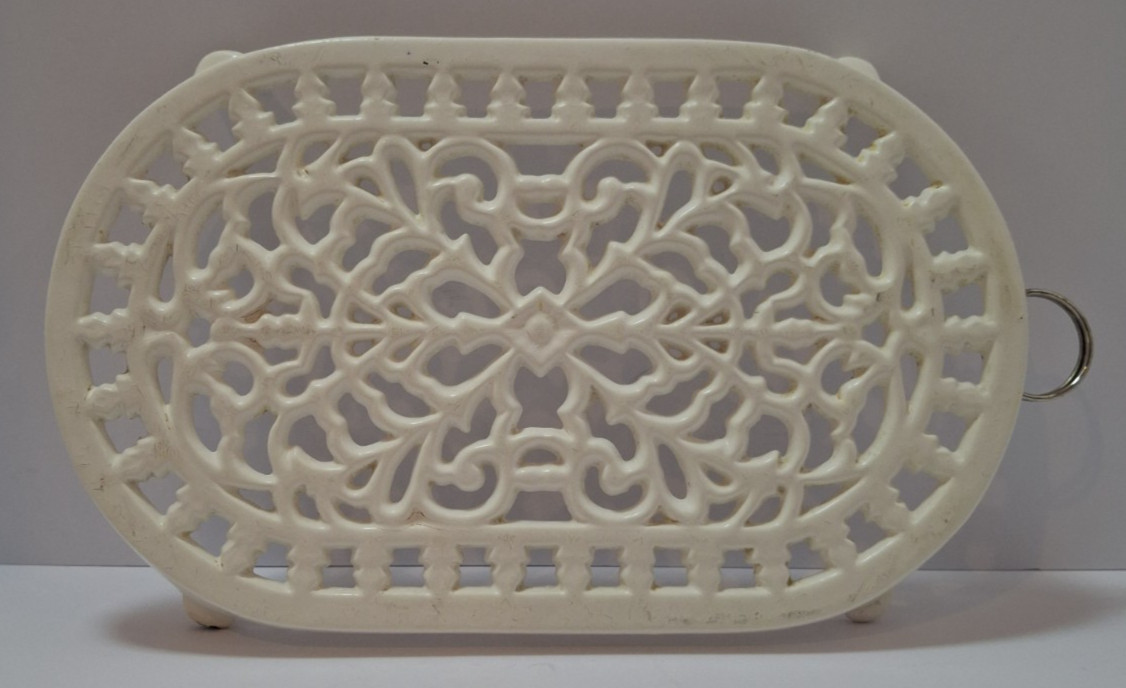 VTG Enameled Oval Trivet Off White w/Filigree Pattern Cottage Shabby Chic 2001