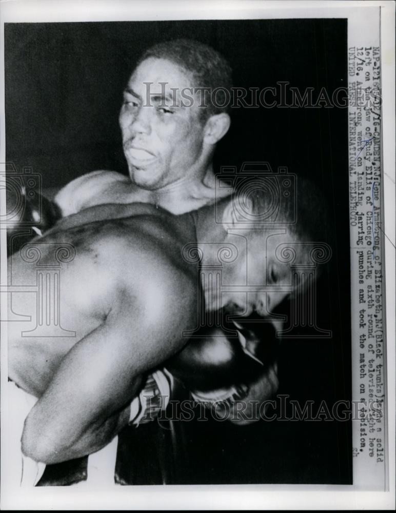 1959 Press Photo Boxer Gene Armstrong lands a punch to Rudy Ellis during bout