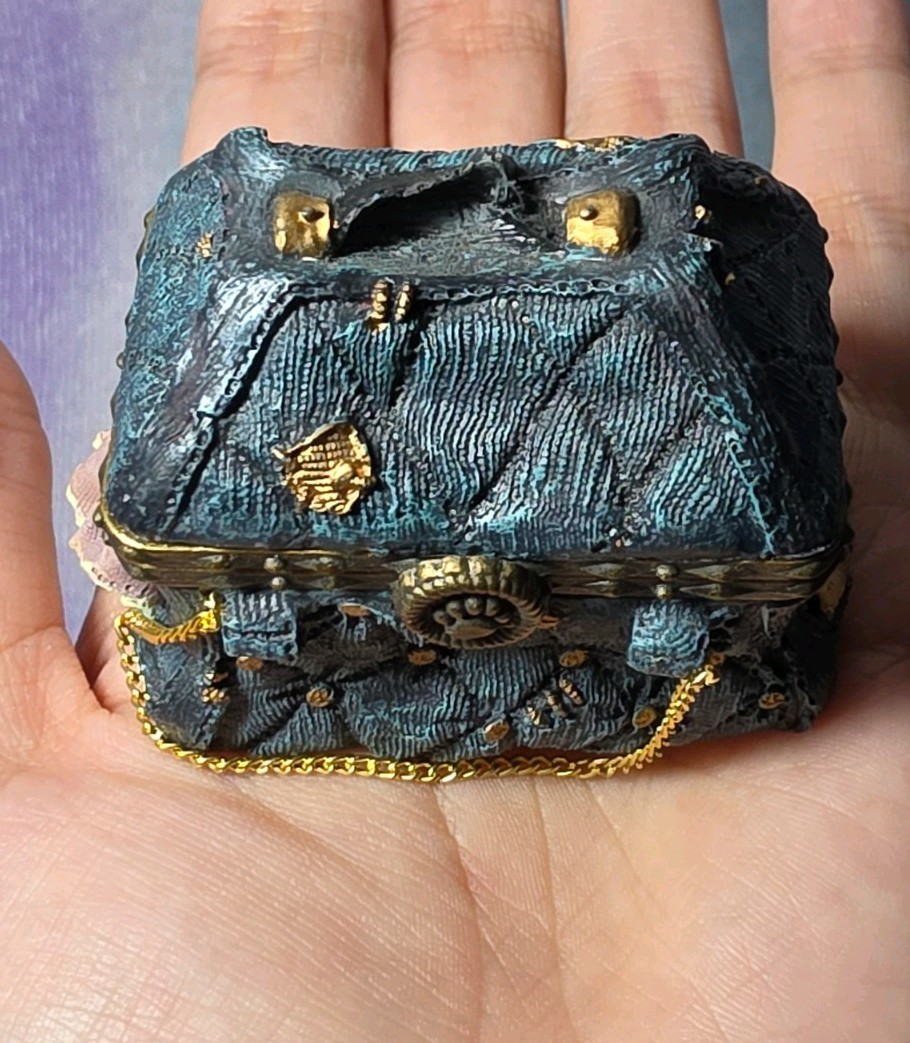 2000 Boyd's Bear Uncle Bean's Treasure Box Mart Lou's Bottomless Purse 82504