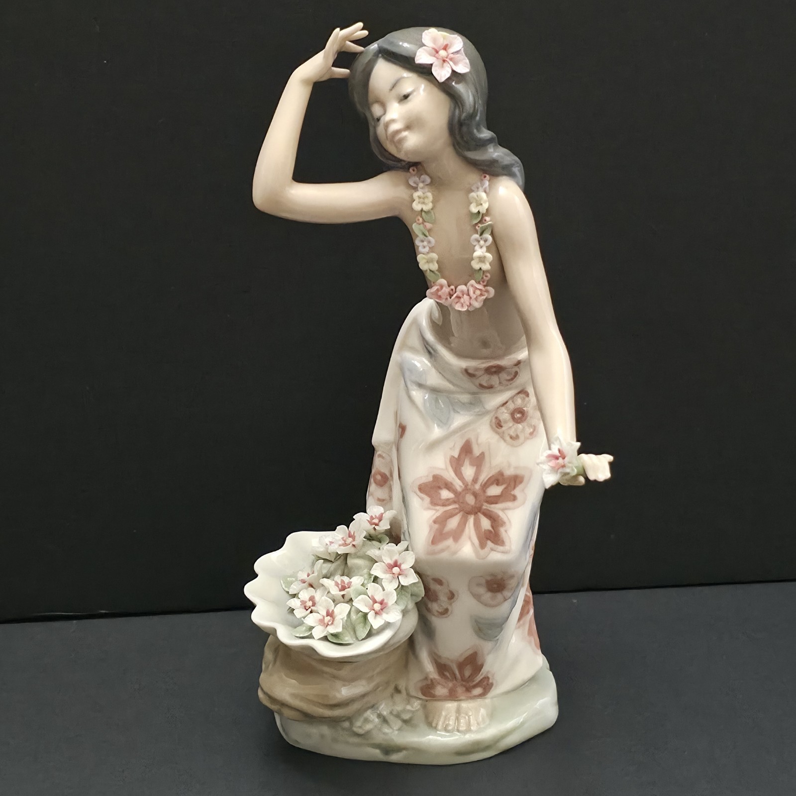 Lladro Aloha #1478 Hawaiian Dancer with Lei & Flowers Retired Figurine 8\