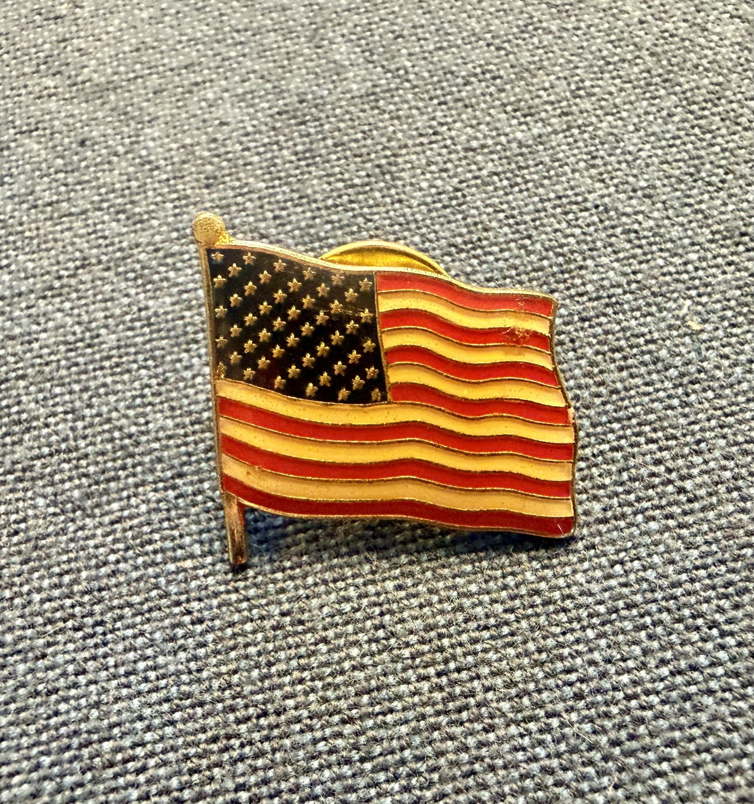 • Pin/Badge VINTAGE Enameled American Flag • USA HIGH-QUALITY