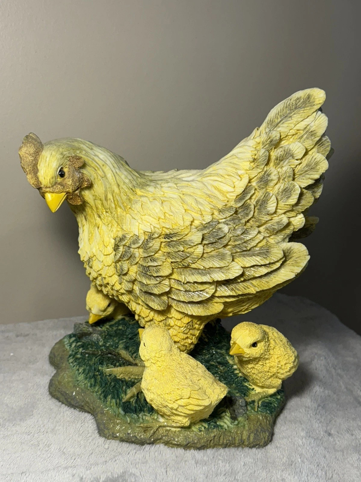 VTG ResinUrban/Farmhouse Chicken & Chicks Feeding Figurine Tall