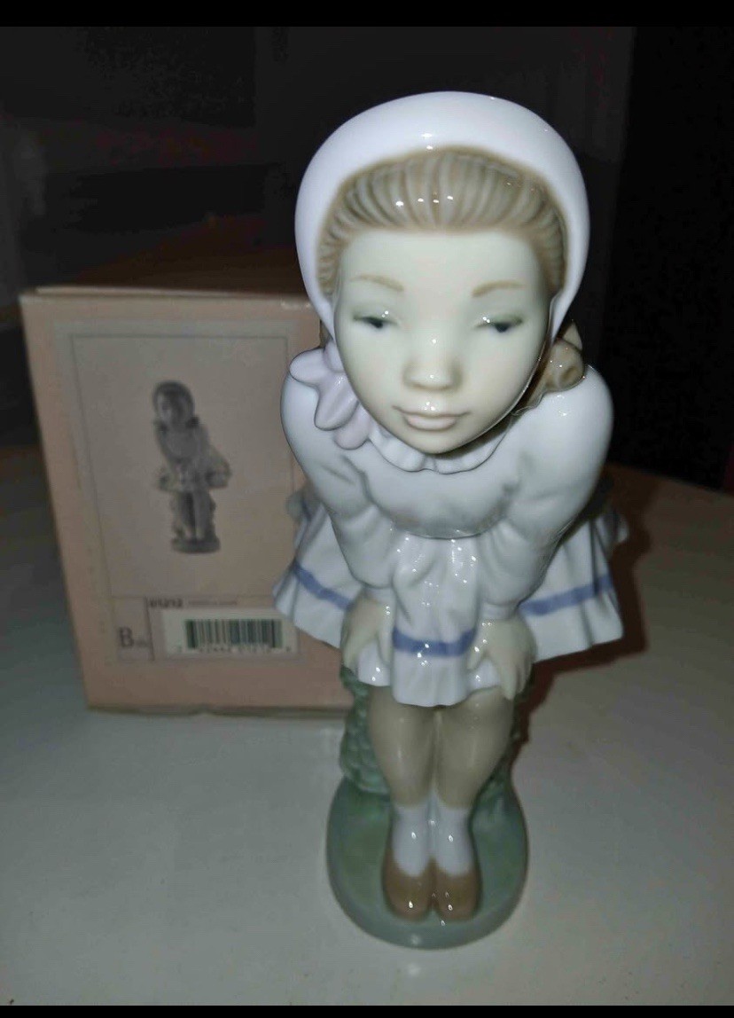 Lladro NAO Curious Girl (Peek-A-Boo) Porcelain Figurine 5009 in Original Box Lladro NAO Curious Girl (Peek-A-Boo) Porcelain Figurine 5009 in Original Box