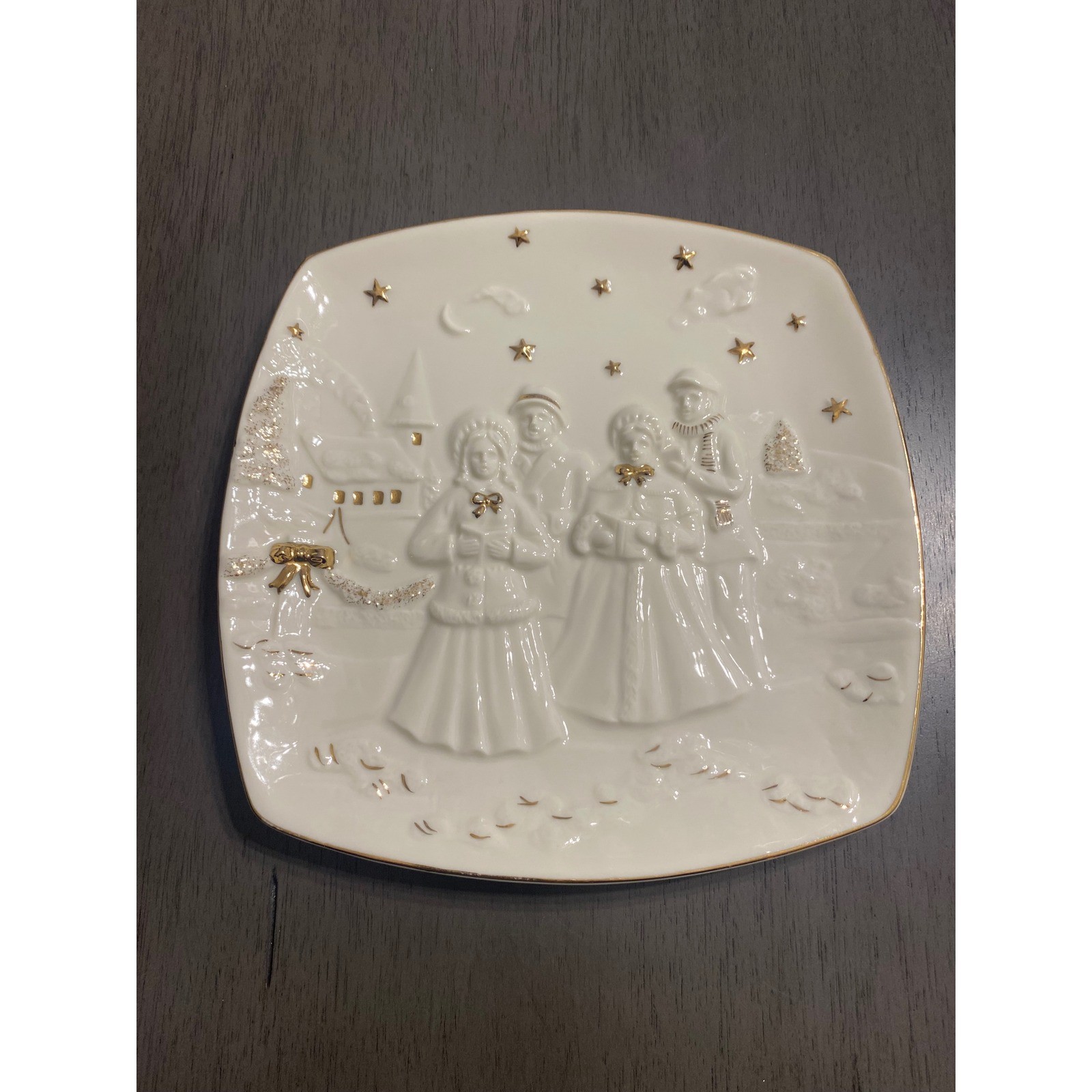 Mikasa Holiday Elegance 3D Porcelain Carolers Plate Gold Trim White 8.25in