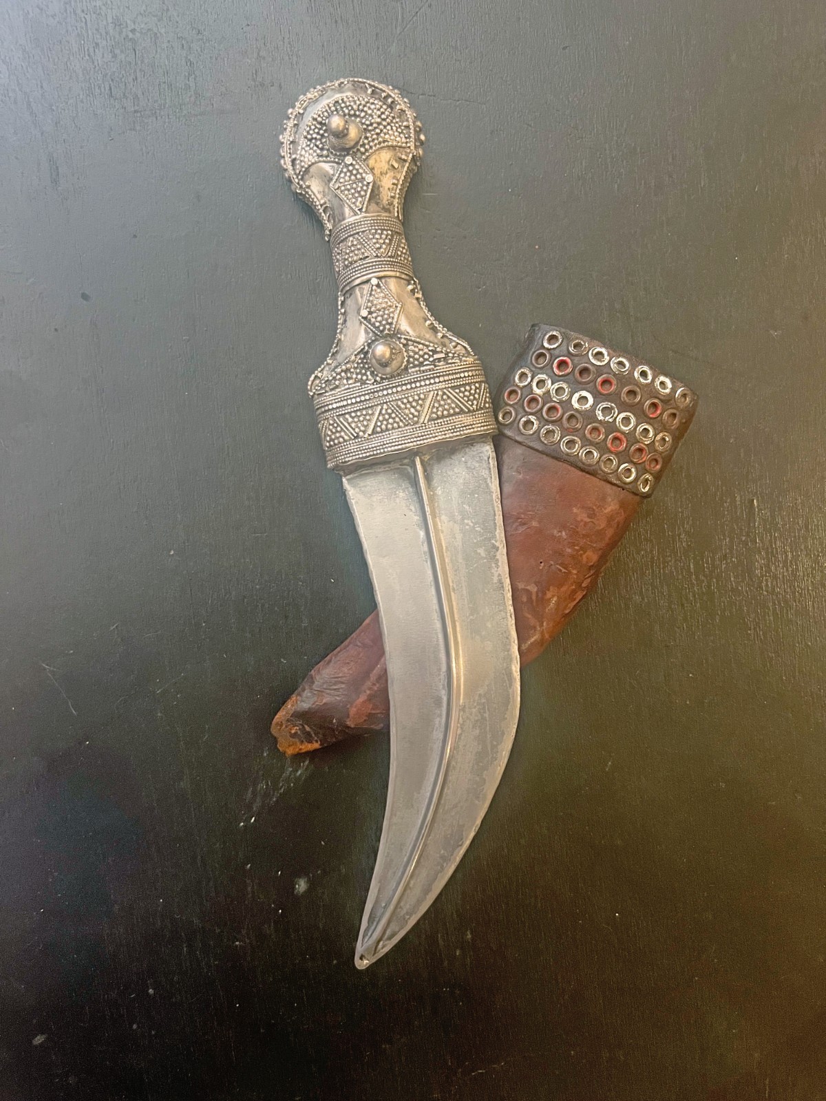 OLD JAMBIYA DAGGER FROM YEMEN, MID-20TH , WITH NICE BELT, OMAN, QATAR, SAUDI