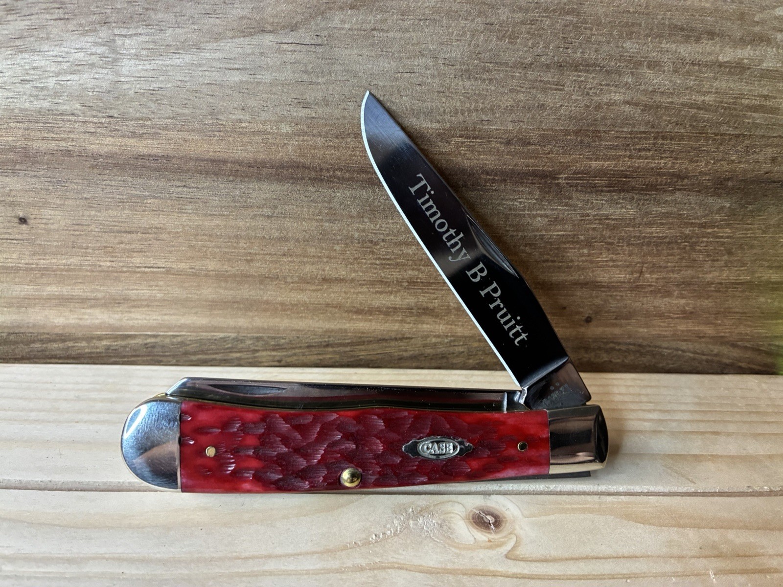 Case Trapper 2-Blade Red bone Trapper custom engraving, add your text.