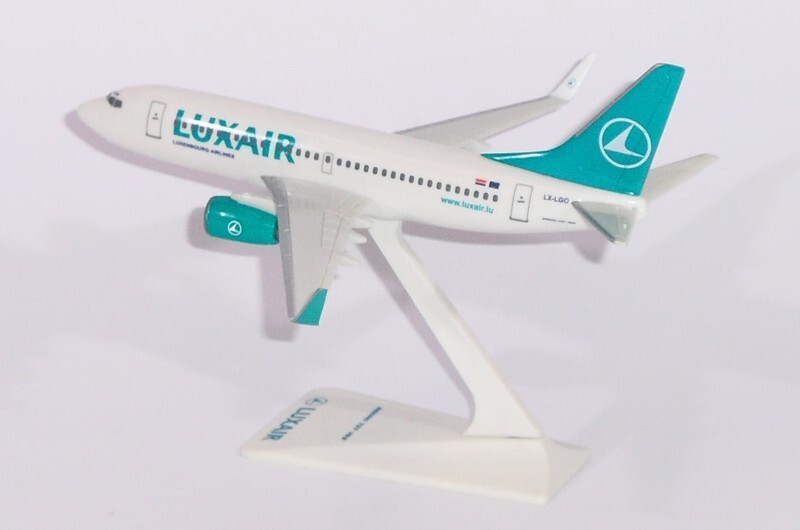 Luxair Boeing 737-700 LX-LGO 1/200 scale desk model NEW