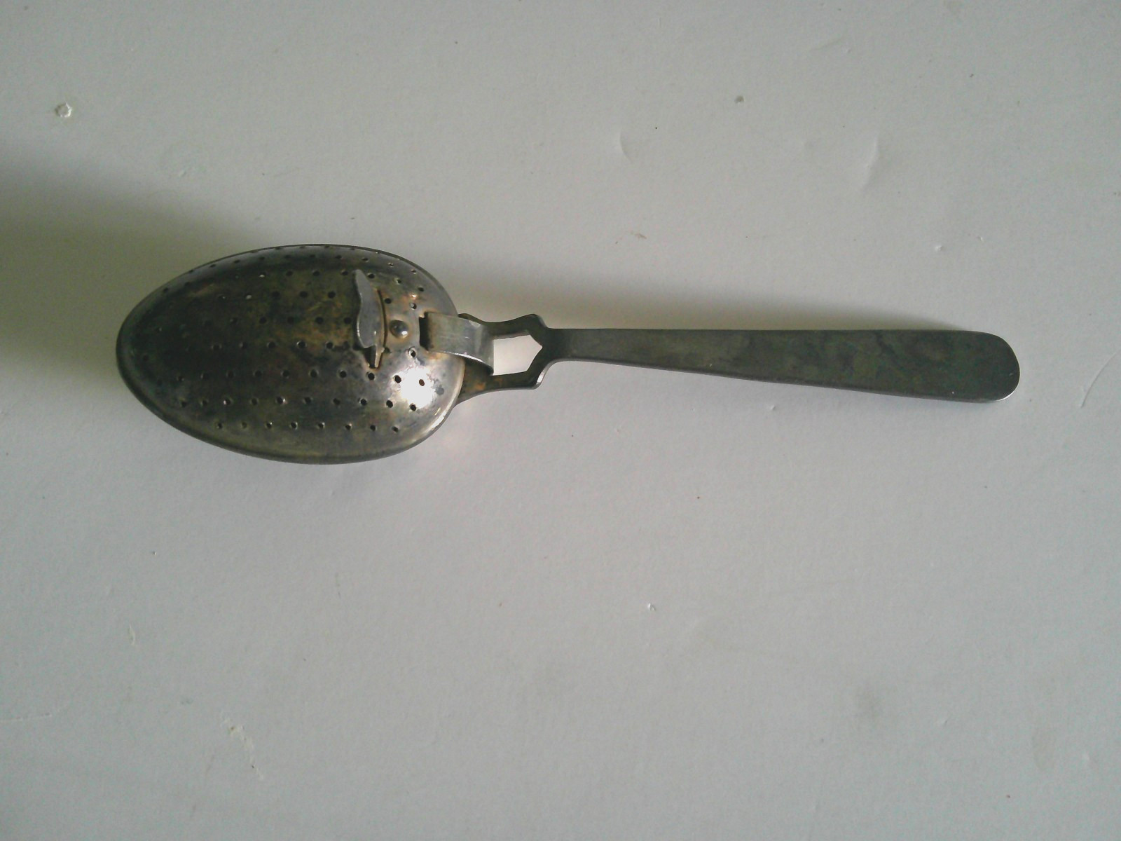 ANT./VTG. TEA STRAINER/BREWER MADE IN ENGLAND SILVER OR SILVER COLOR GOOD COND.