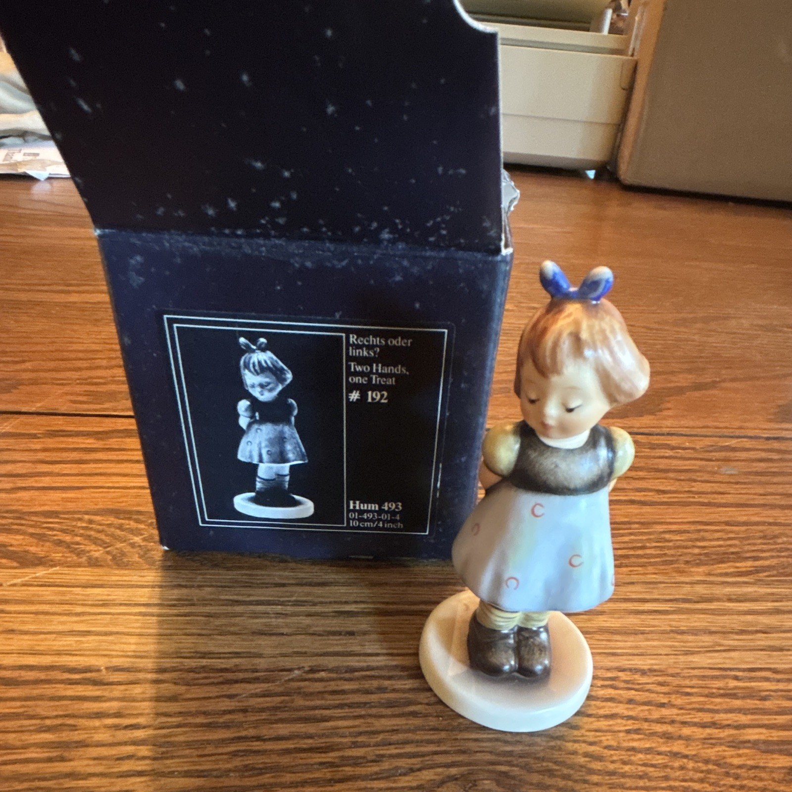 Goebel M.I. Hummel Club Girl Figurine Two Hands One Treat #192 HUM 493 Box