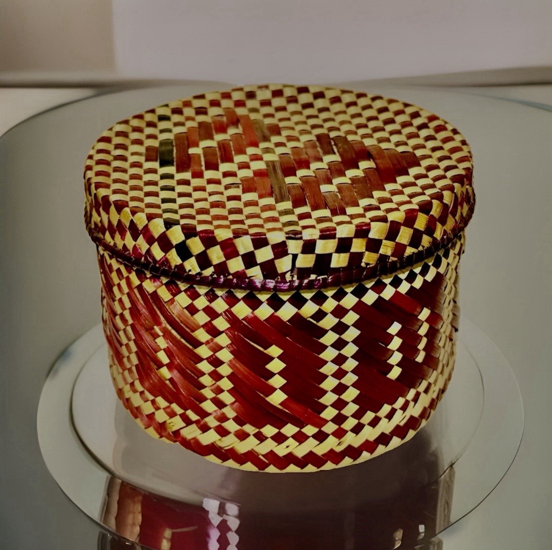 Chiness woven, Wicker round basket AntiQue Handwoven Straw Box