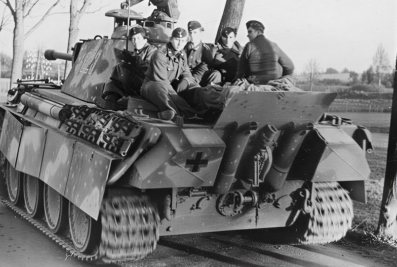 WW II - Photo --  German ----   Panther Tank & Soldiers