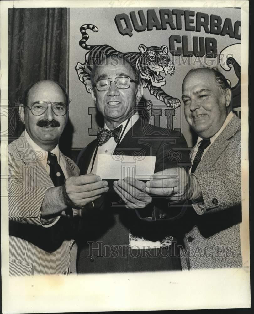 1977 Press Photo States-Item Children's Football Fund- Quarterback Club Donation