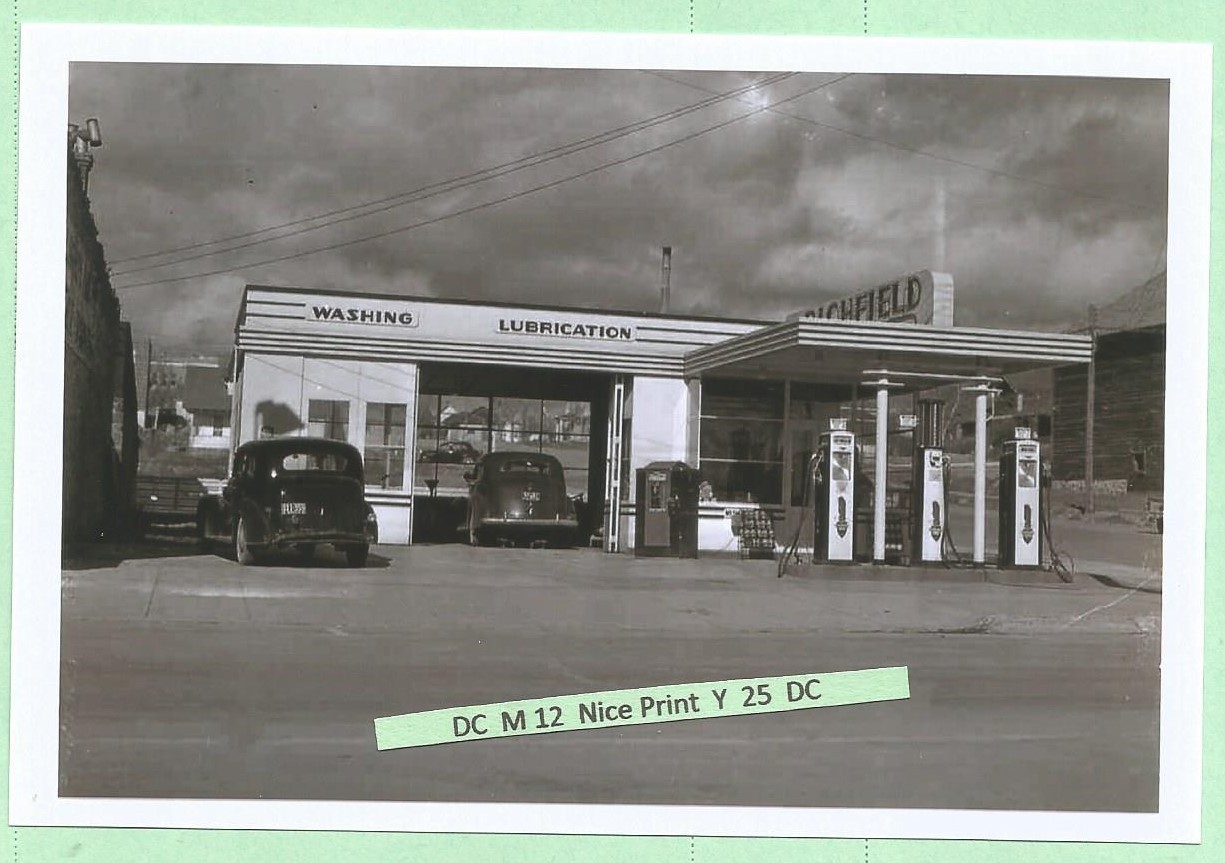 Found PHOTO Old 1941 Burns Oregon ARCO Richfield Gas Service Station Vintage Car