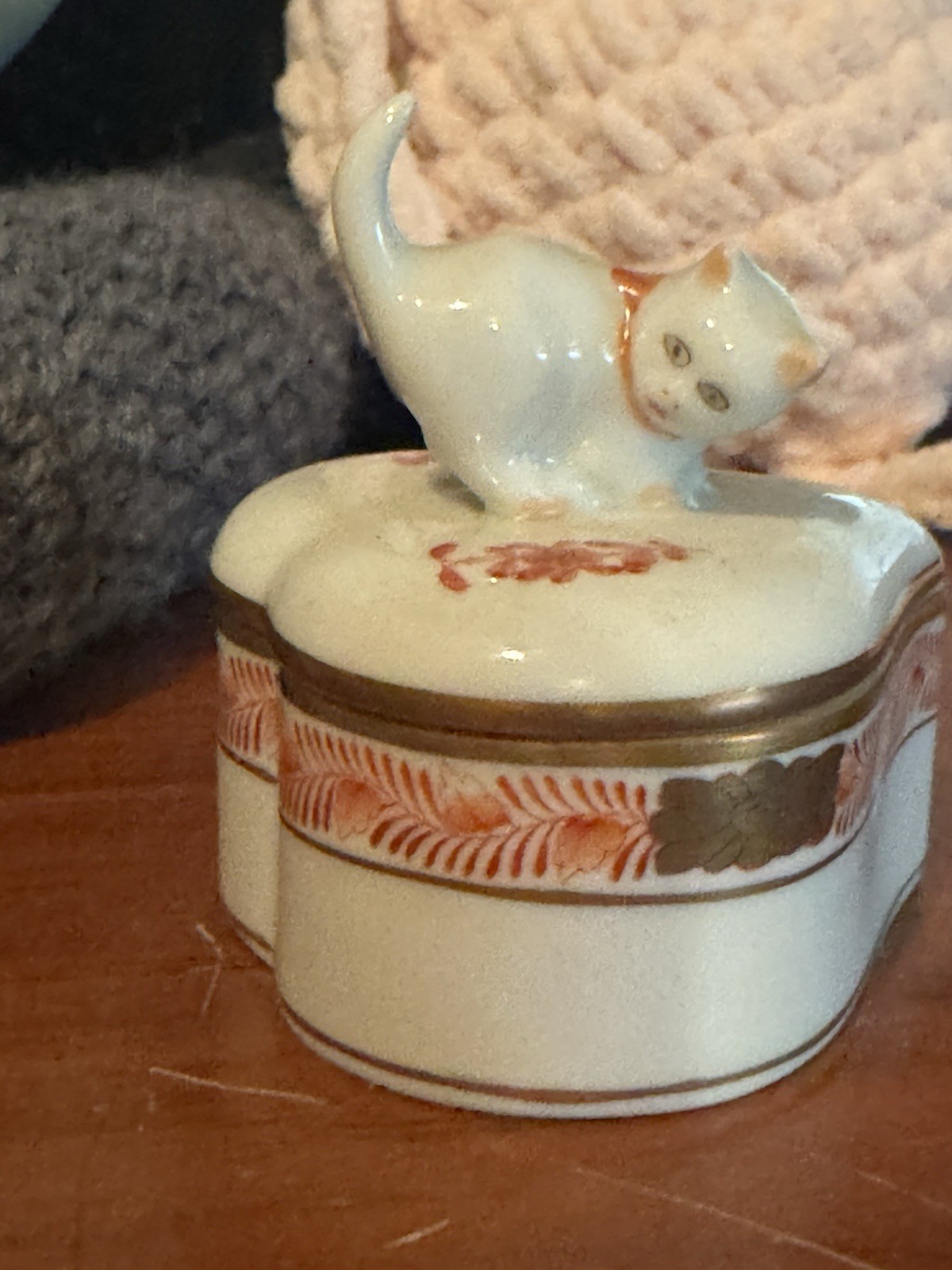 Vtg Herend Hungary Cat Trinket Box White Porcelain Heart Gold Hand Painted Vtg Herend Hungary Cat Trinket Box White Porcelain Heart Gold Hand Painted