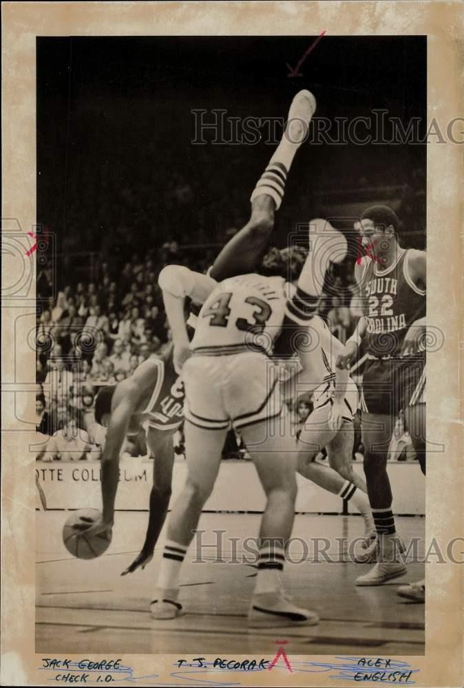 1974 Press Photo South Carolina's Nate Davis falls but still dribbles ball