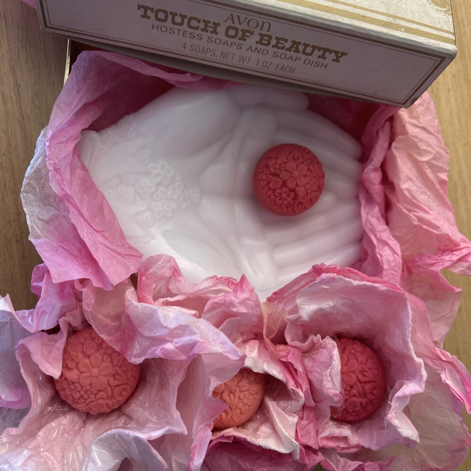 AVON TOUCH OF BEAUTY 4 SOAPS & MILK GLASS HAND DISH VINTAGE **NEW**