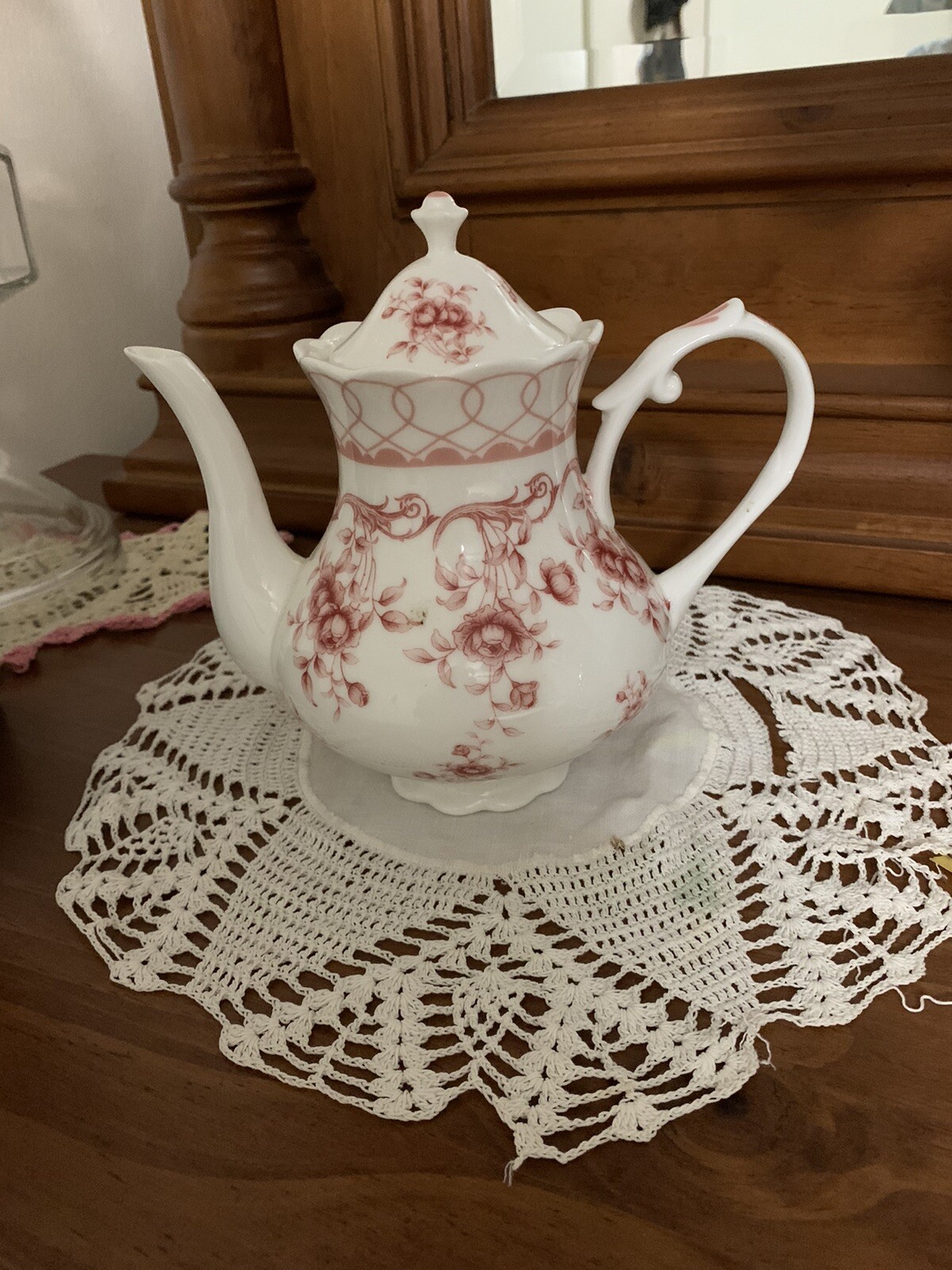 Bone China Teapot With Burgundy Flowers (preowned) ***New Used*** Bone China Teapot With Burgundy Flowers (preowned) ***New Used***