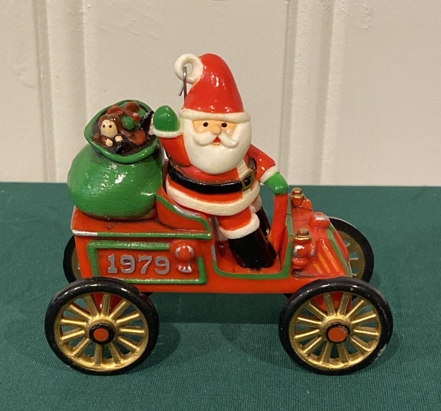 Vintage Here Comes Santa #1 Santa\'s Motorcar 1979 Hallmark Ornament Wagon No Box