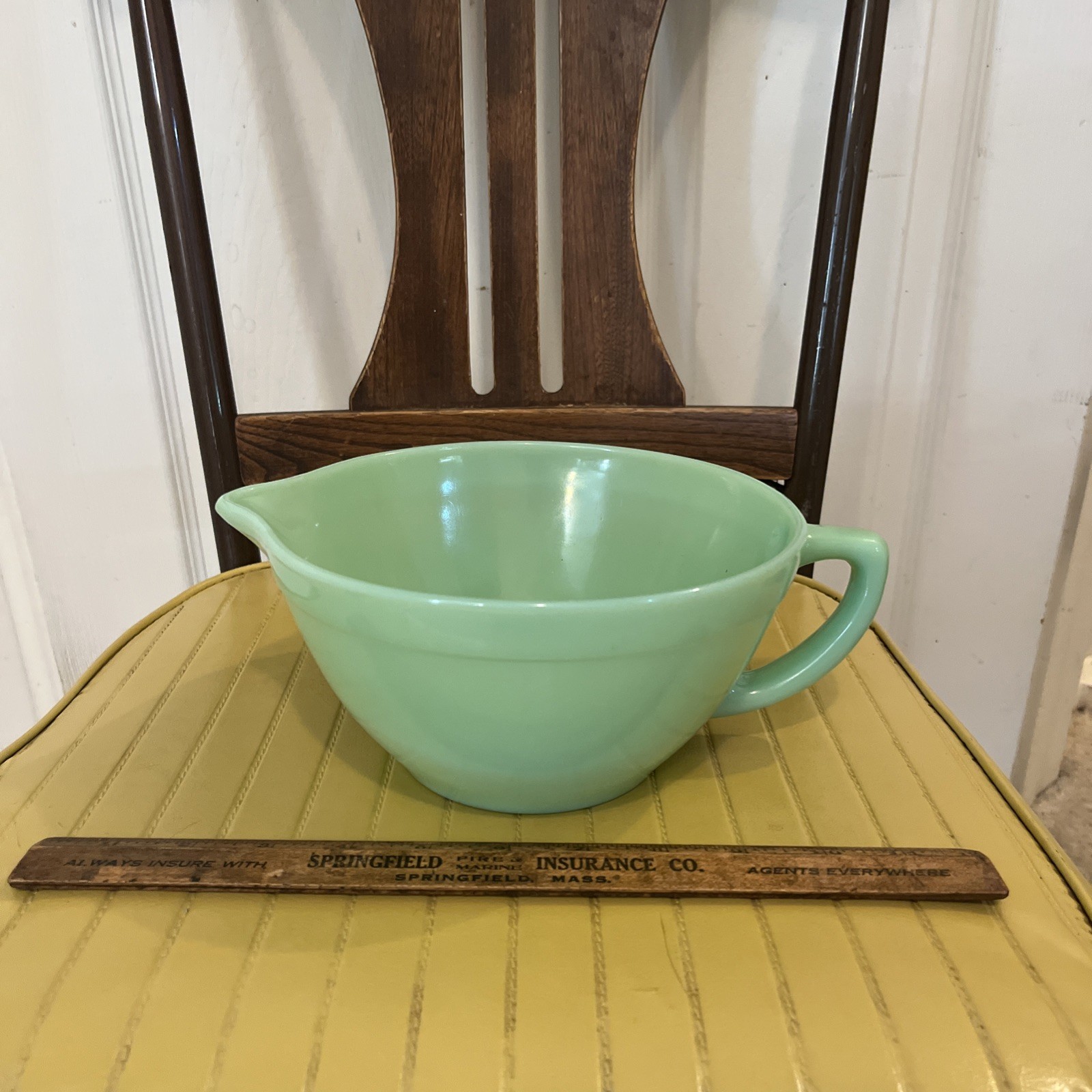 VINTAGE – FIRE-KING OVEN WARE JADEITE BATTER MIXING BOWL WITH POUR SPOUT Hocking VINTAGE – FIRE-KING OVEN WARE JADEITE BATTER MIXING BOWL WITH POUR SPOUT Hocking