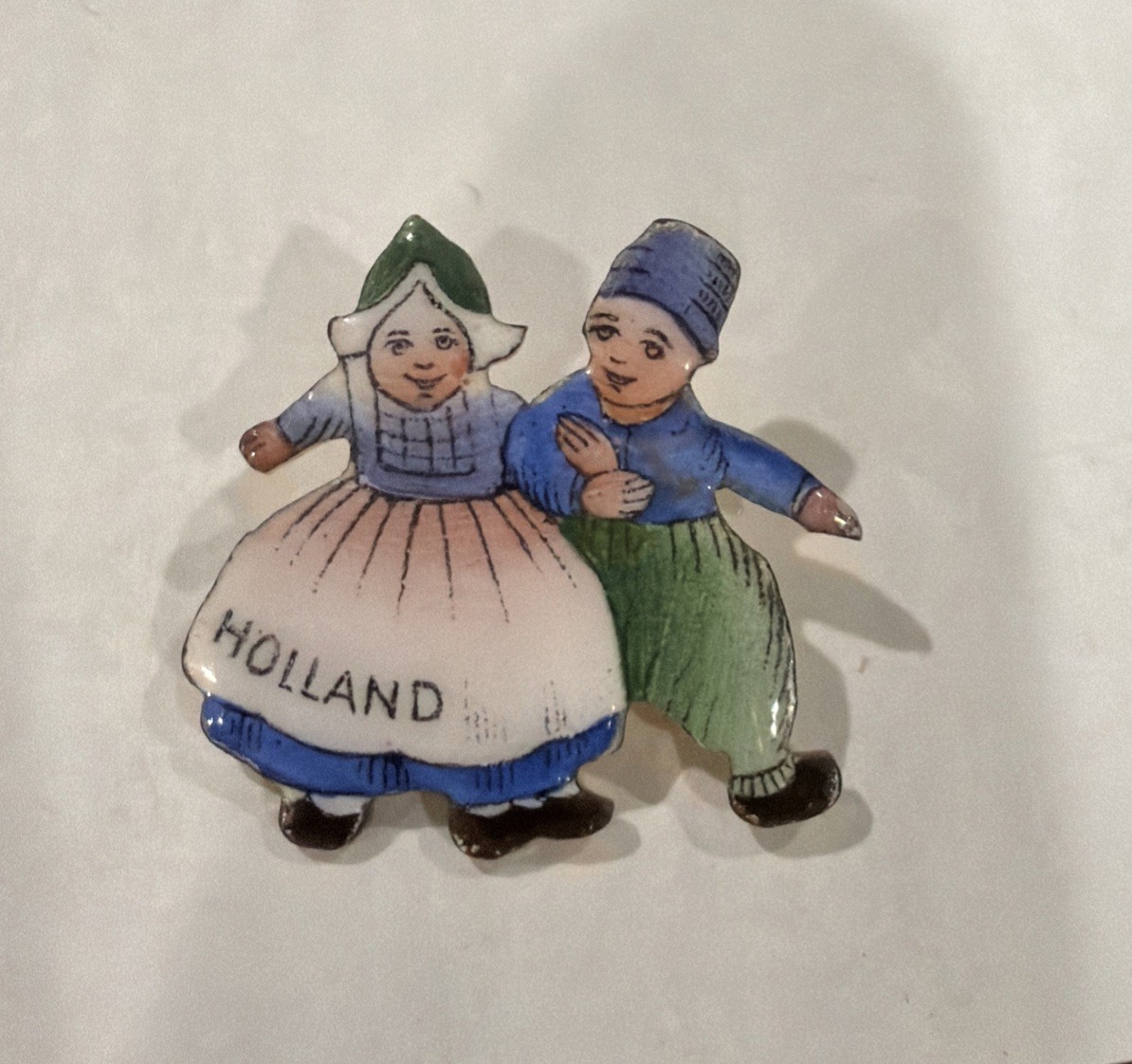 VINTAGE HOLLAND SOUVENIR DUTCH BOY AND GIRL PIN