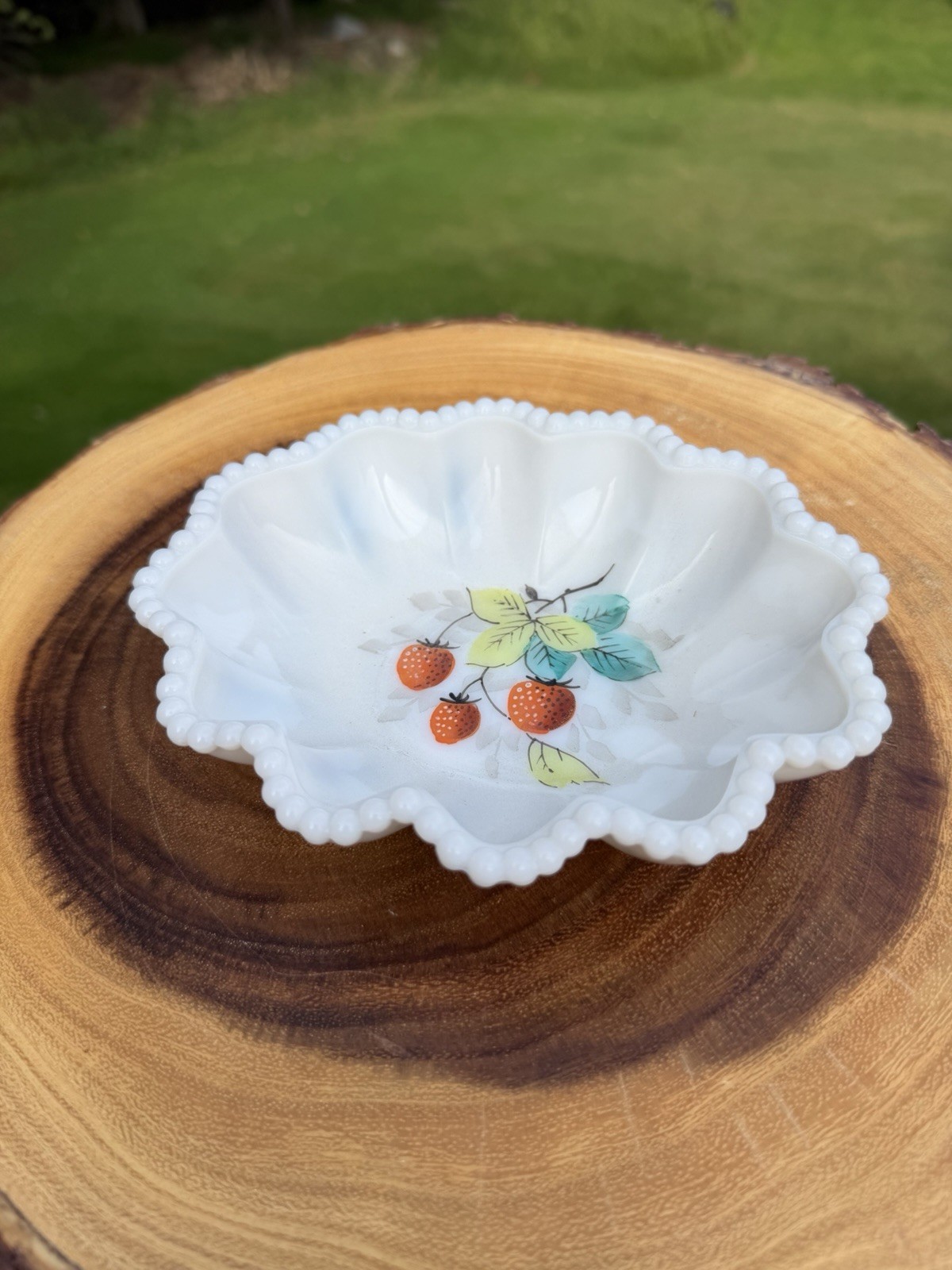 Vintage Milk Glass WESTMORELAND Candy or Berry Dish Beaded Edge Hand-Painted USA Vintage Milk Glass WESTMORELAND Candy or Berry Dish Beaded Edge Hand-Painted USA