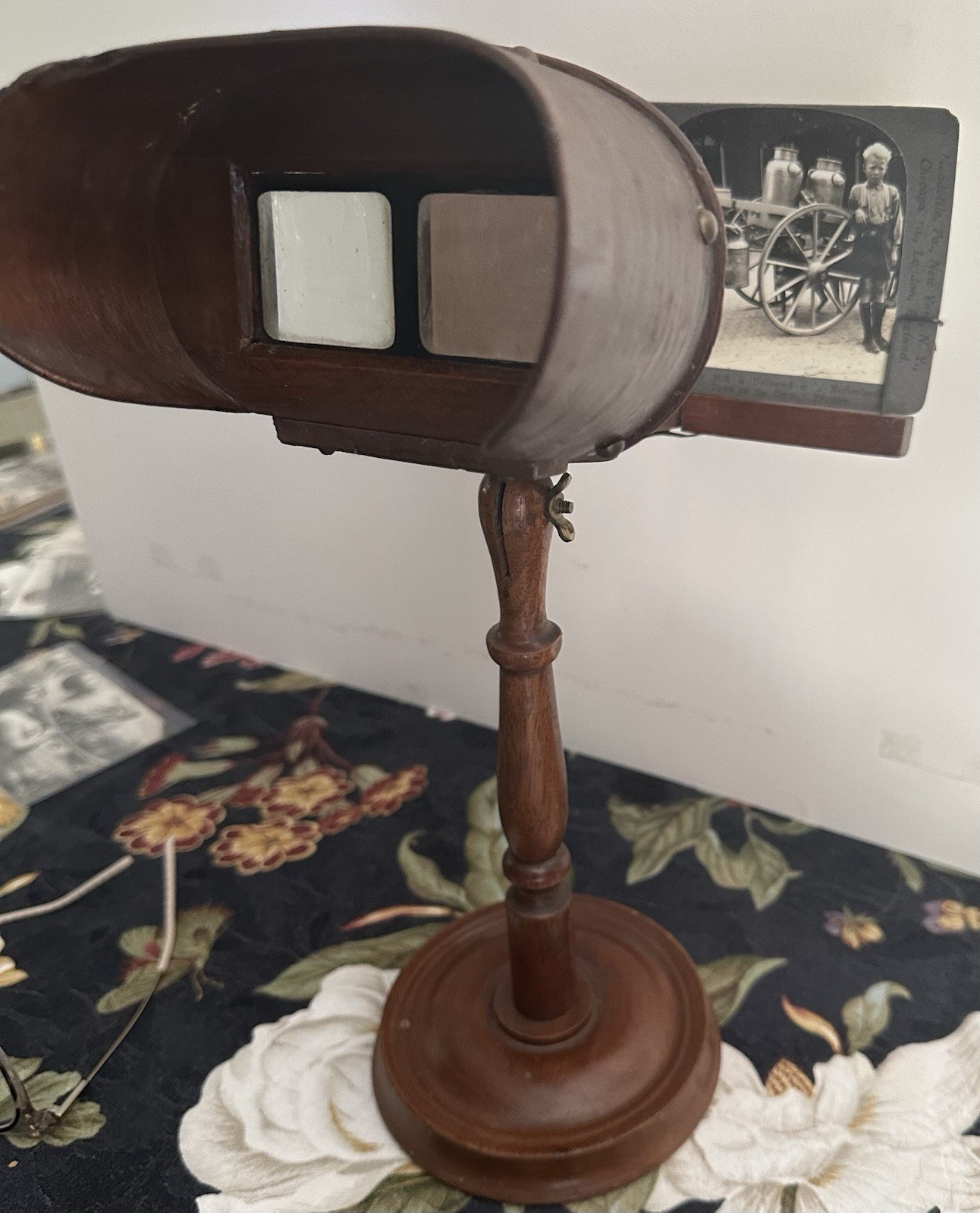 Stereoviewer On Stand With Lot Of 51 Stereo Cards - RARE- Great Condition Stereoviewer On Stand With Lot Of 51 Stereo Cards - RARE- Great Condition