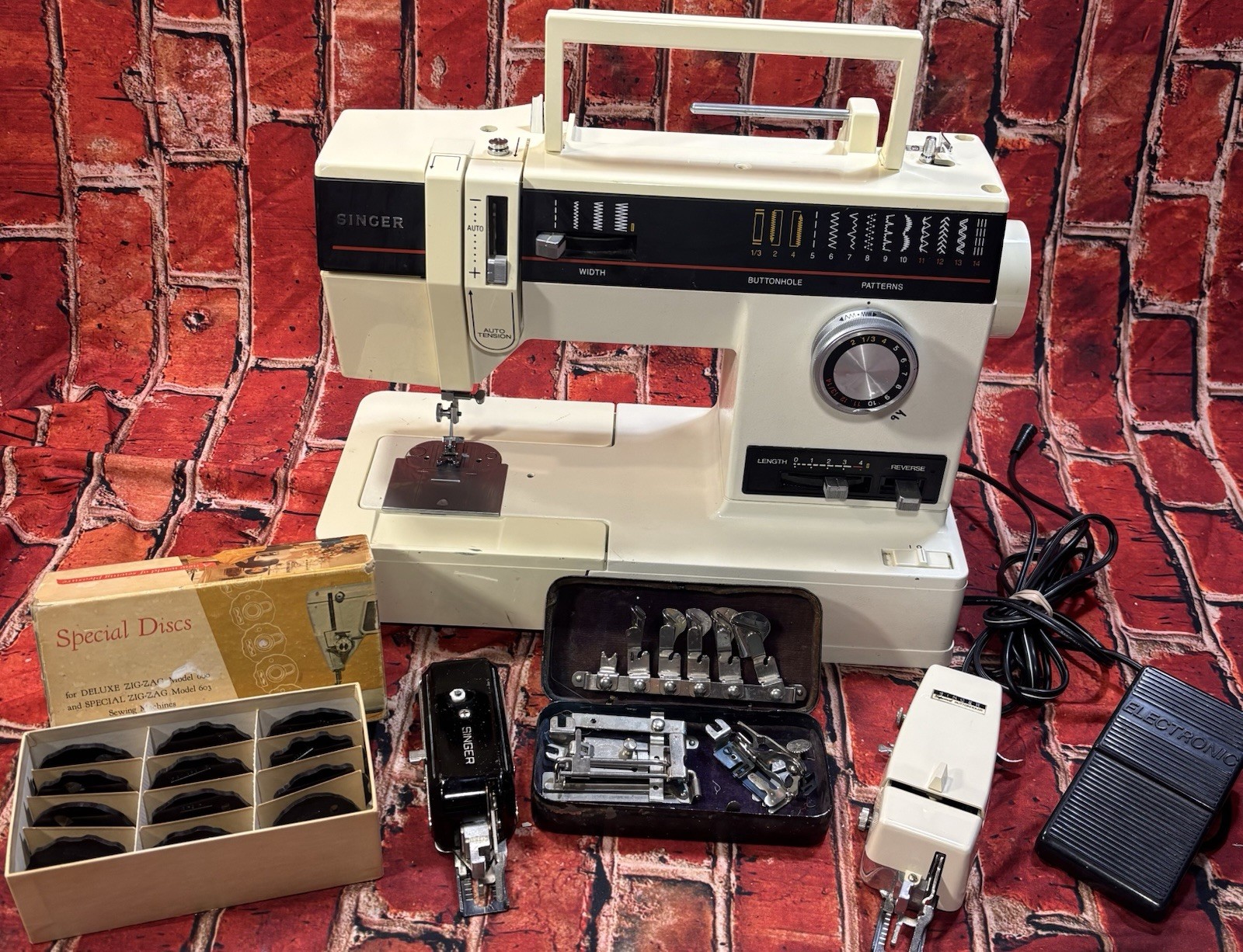 Singer Sewing Machine Model 6233 w/Accesories•Buttonholer•Special Disc|Vintage🪡