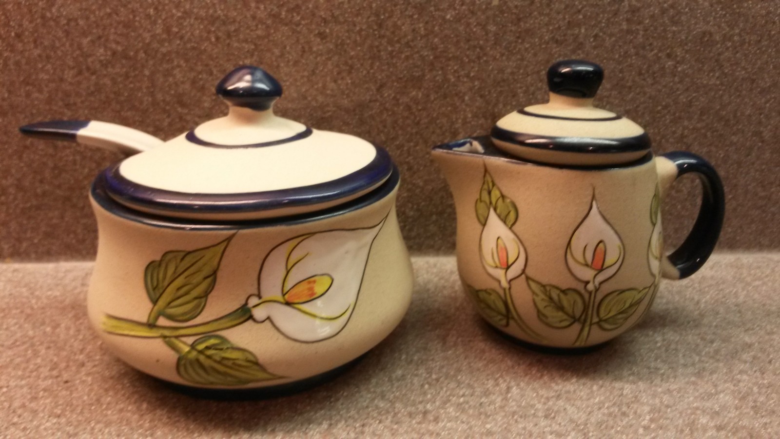 UNUSED COVERED POTTERY SUGAR BOWL & SPOON AND COVERED CREAMER LILY DESIGN  