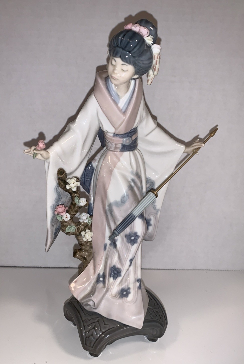 Lladro Japanese Geisha “Teruko” w/ Folded Parasol & Flowers – Gorgeous 10.5”