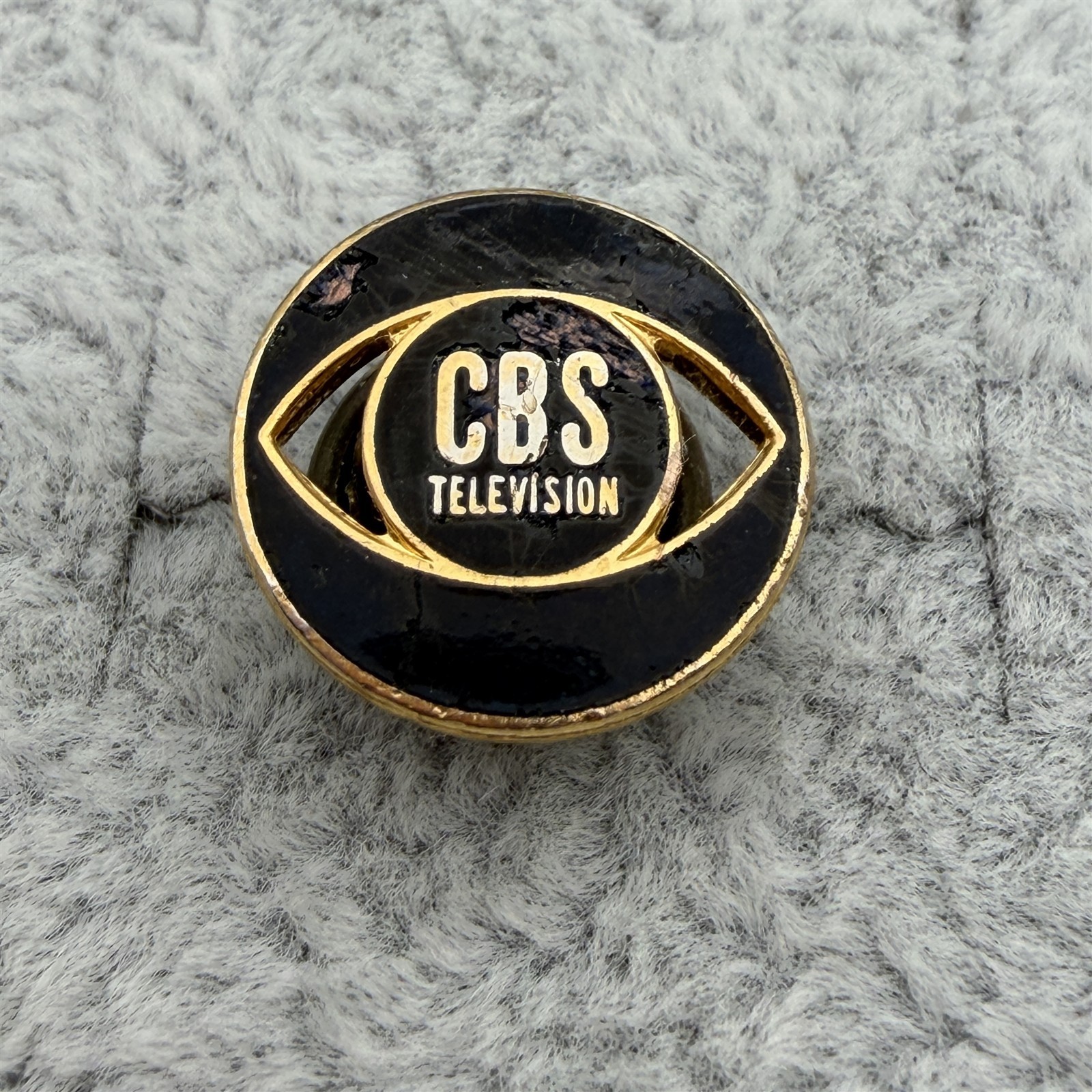Vtg 1950s CBS Television Eye Logo Black Enamel Gold Tone Screw Back Pin #65973