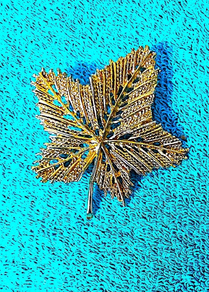 VINTAGE BROOCH PIN METAL SHINY GOLDTONE LEAF 2 1/4
