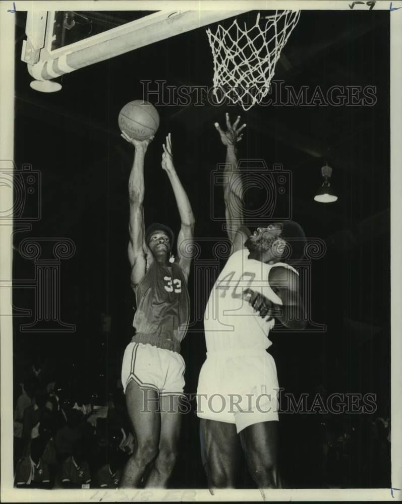 1977 Press Photo Xavier basketball player Harold McGhee shoots the ball