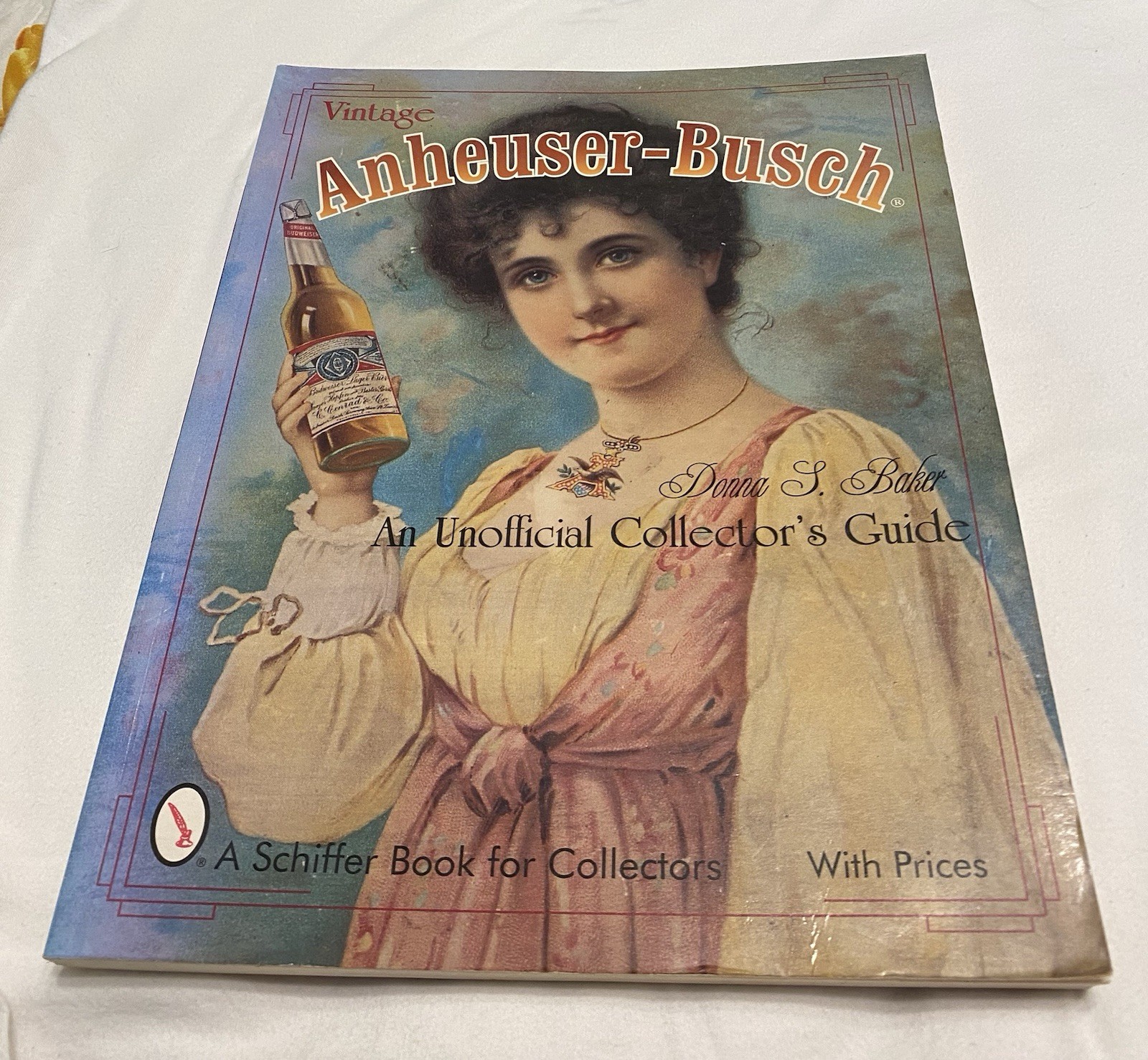 ANHEUSER-BUSCH COLLECTOR’S GUIDE PAPERBACK BOOK WITH PRICES.  1999.  EXCELLENT