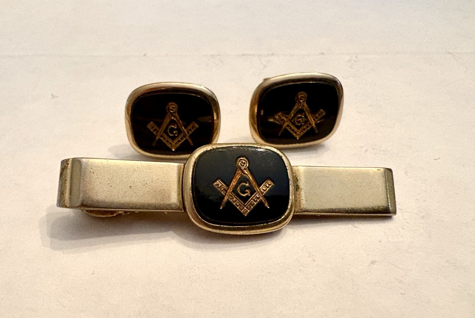  vintage Anson gold-tone Masonic tie bar and cuﬄink set with black enamel.