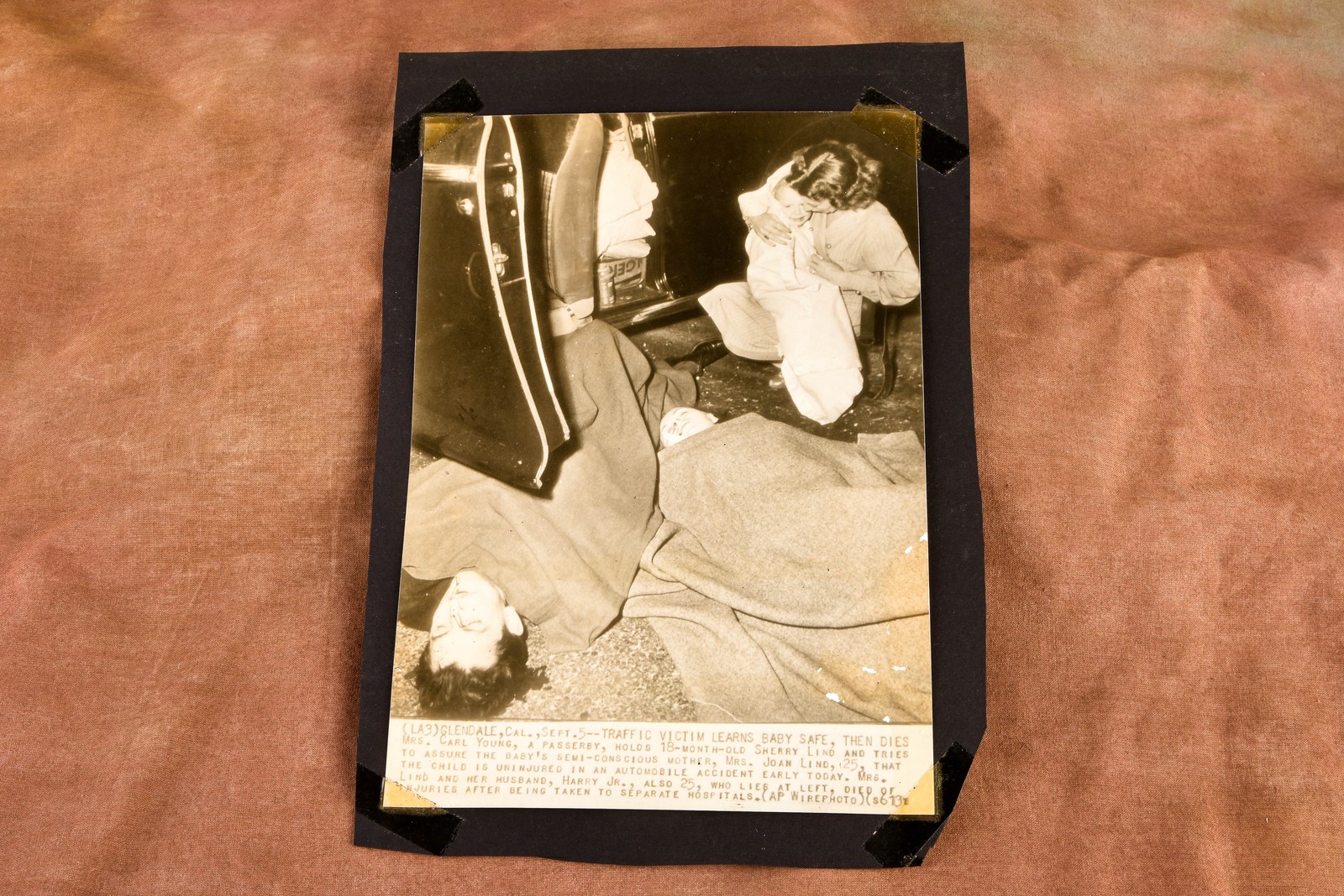 Glendale CA Fatal Auto Accident Scene Child Survives 1947 AP Wire Photo V32