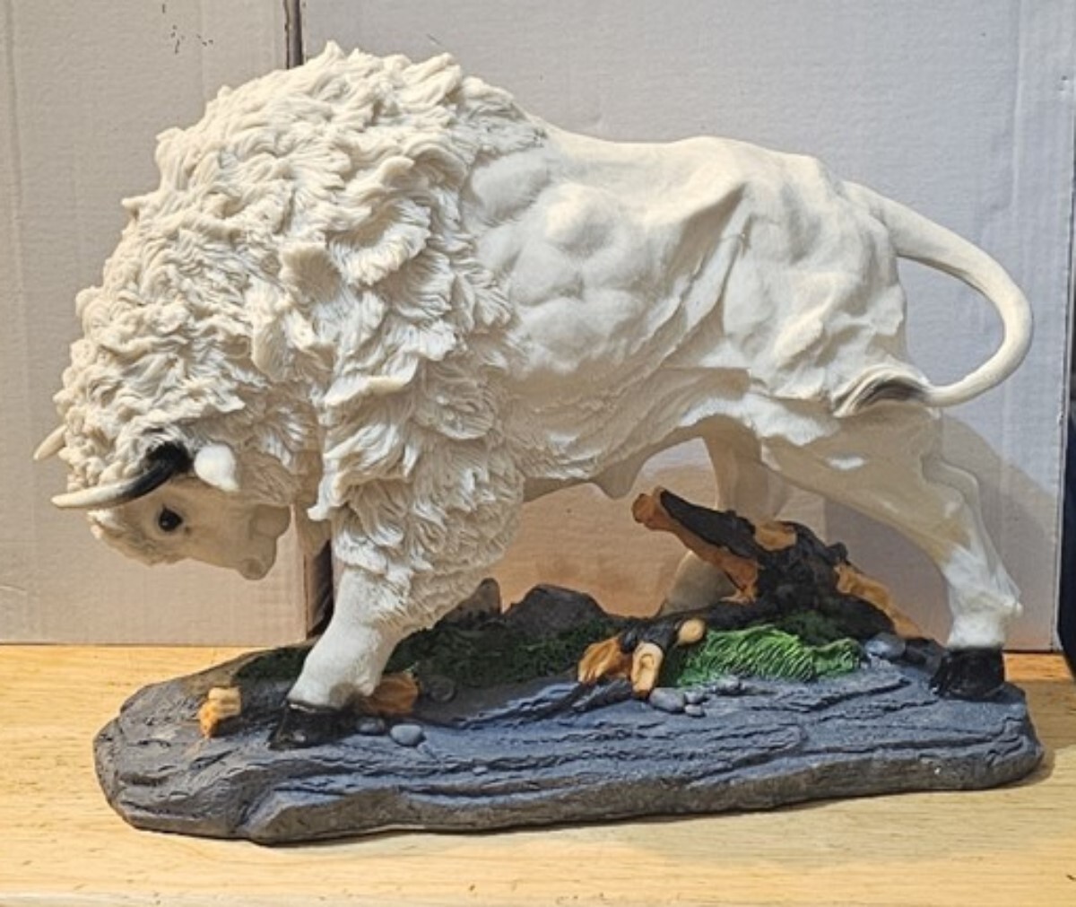 WHITE BUFFALO BISON HORNS SACRED WILD ANIMAL FIGURINE STATUE