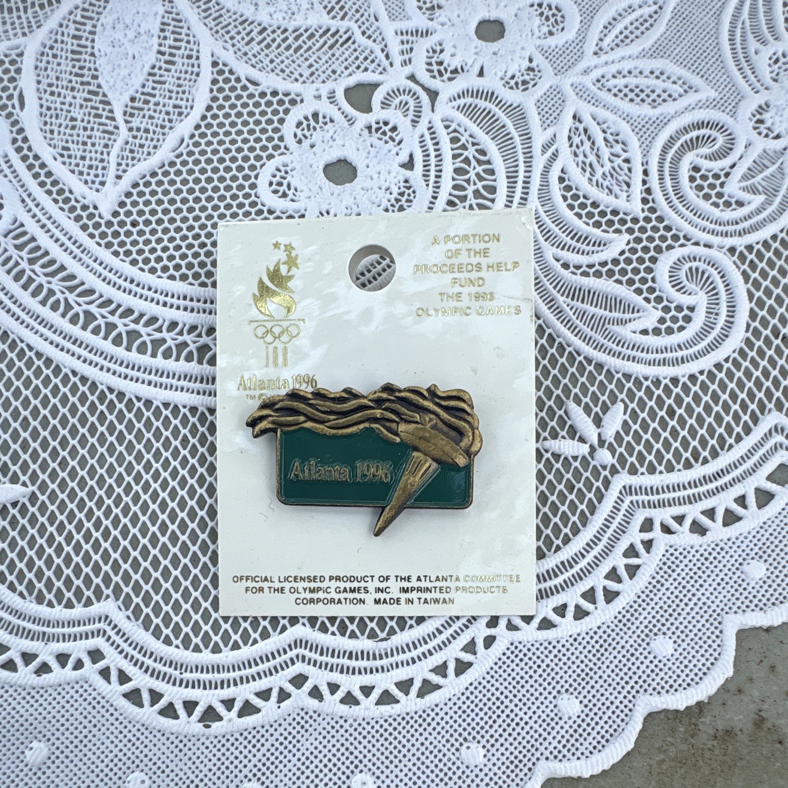 Atlanta 1996 Olympic Games Licensed Pinback Lapel Pin on Original Card