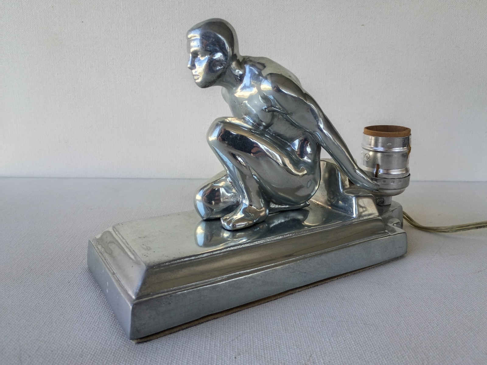 SARSAPARILLA VINTAGE 1986 ART DECO CHROME MALE FIGURE DISC LAMP MODEL #149 SARSAPARILLA VINTAGE 1986 ART DECO CHROME MALE FIGURE DISC LAMP MODEL #149