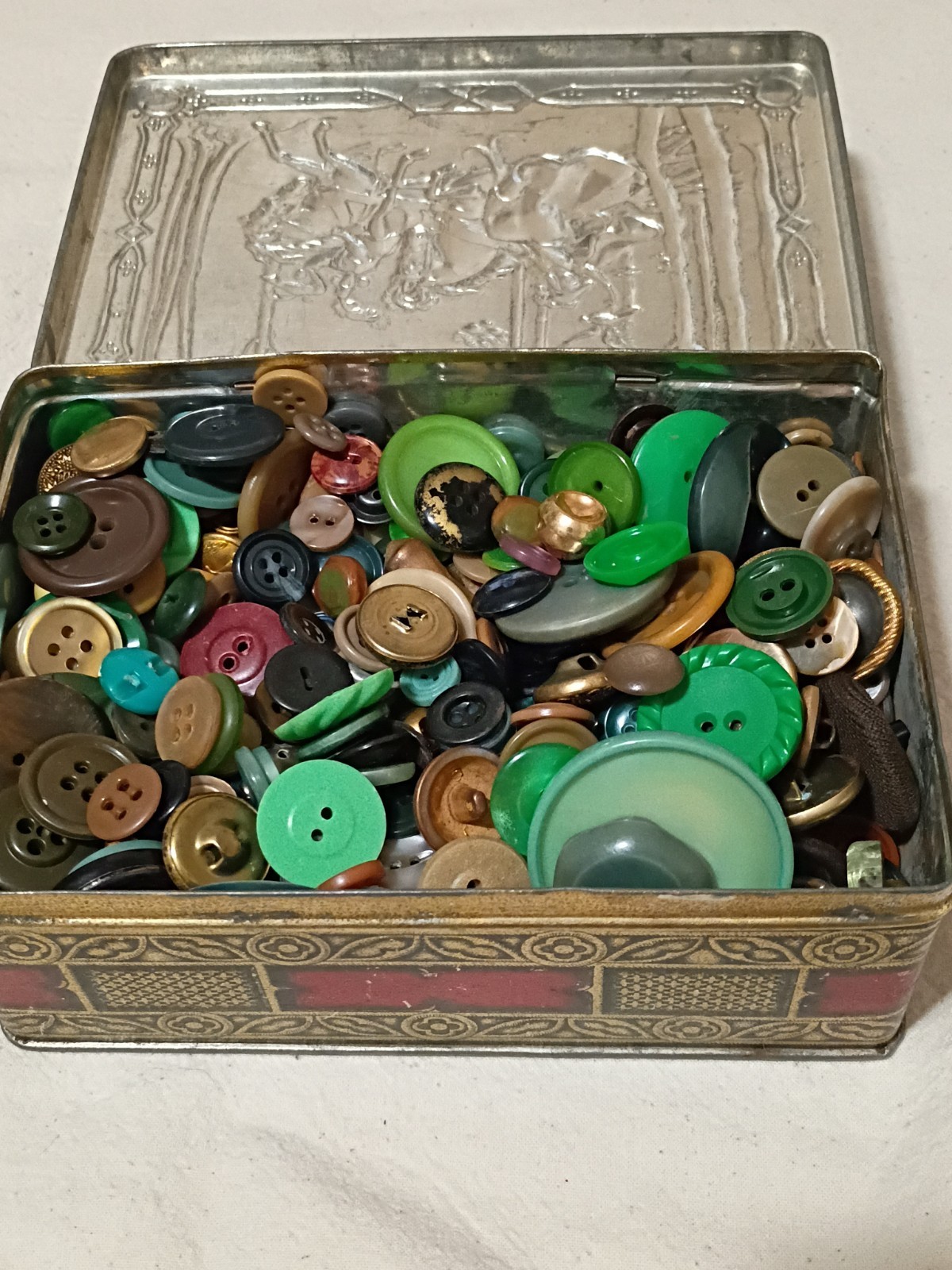 Vintage Riley's Toffee Tin With Vintage Green Black Brown Buttons B10