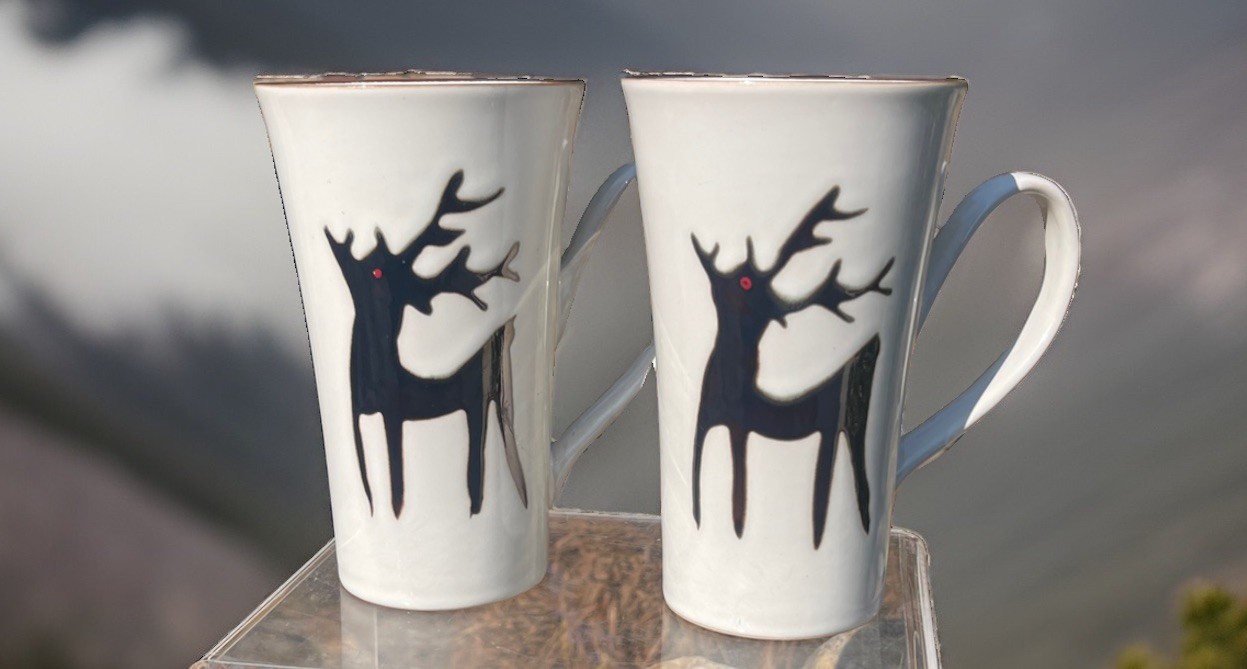 🎄RARE Stag Deer 2 Mugs with stylish flare excellent condition Christmas Feel 