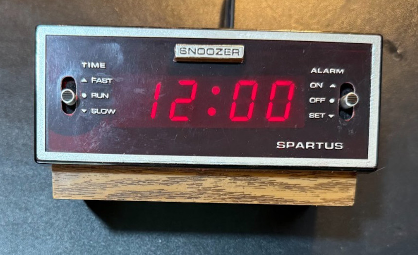 Vintage 1979 Spartus Snoozer Digital Alarm Clock Woodgrain LED Model 21-3009-190