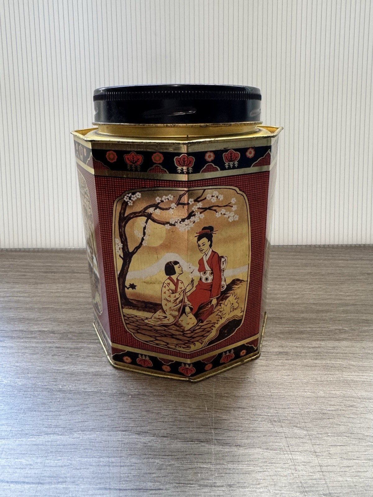 VINTAGE ORIENTAL ASIAN THEMED EMPTY TEA OCTAGON SHAPED TIN W/ LID VINTAGE ORIENTAL ASIAN THEMED EMPTY TEA OCTAGON SHAPED TIN W/ LID